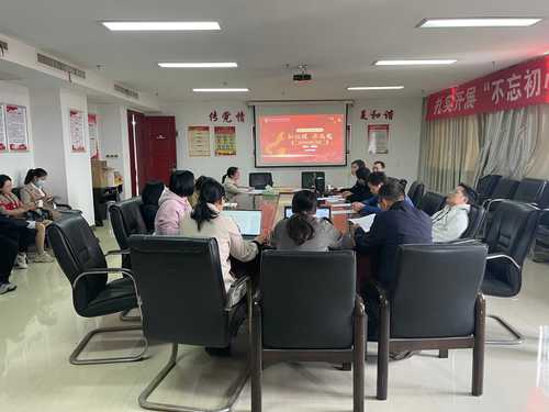 党员们认真聆听葛婷婷老师讲话