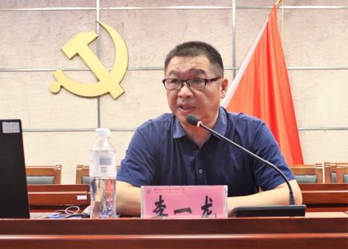 李一龙